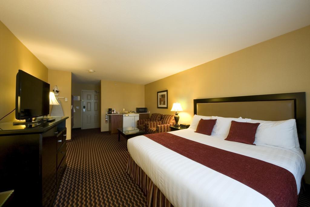 Ramada By Wyndham Surrey/Langley Exterior foto