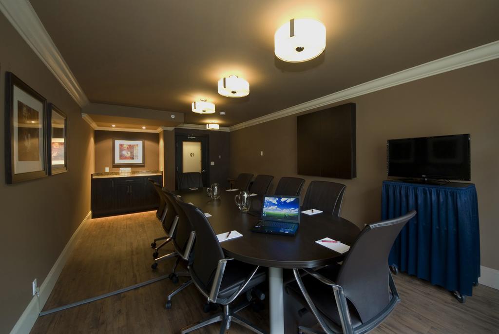 Ramada By Wyndham Surrey/Langley Exterior foto