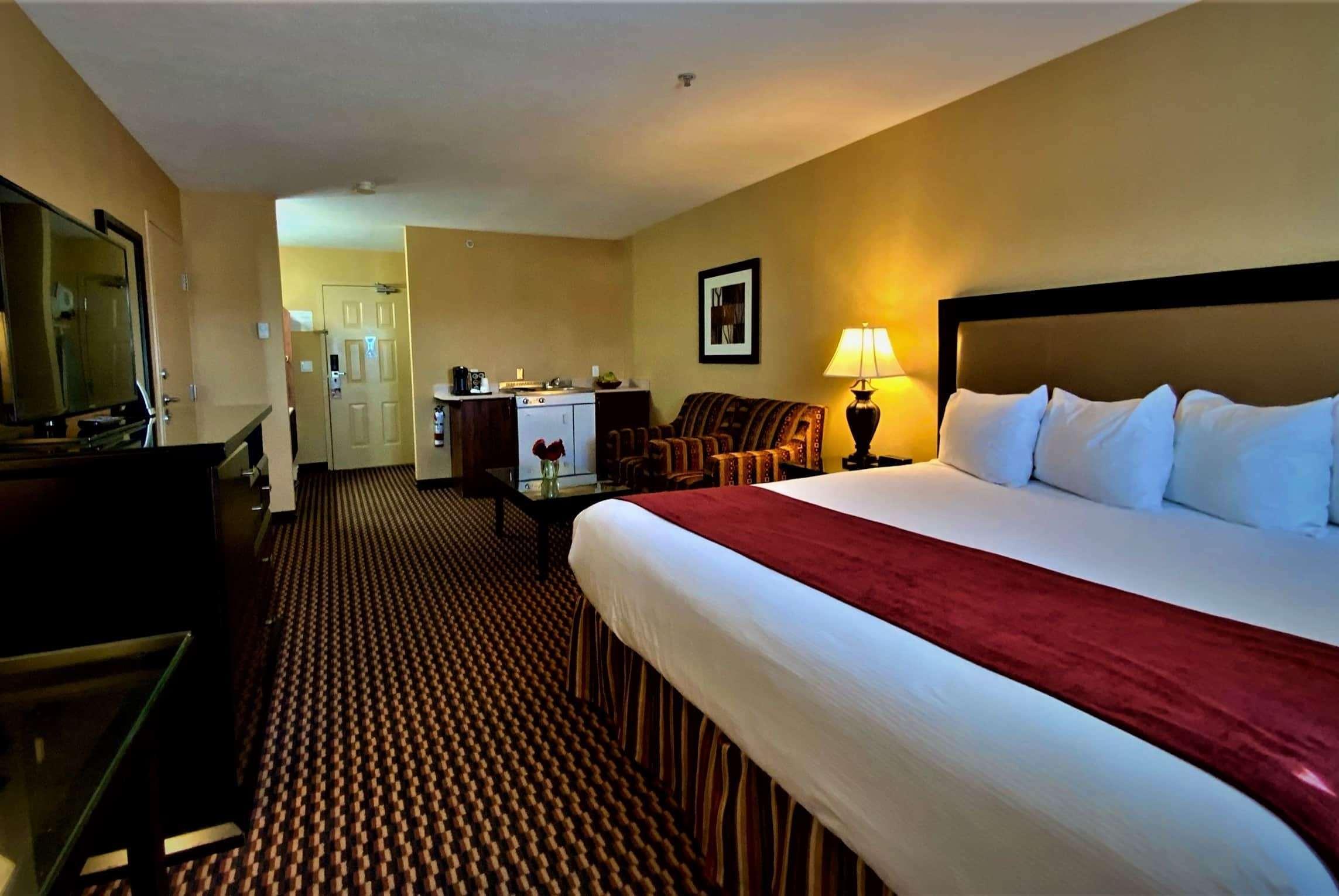 Ramada By Wyndham Surrey/Langley Exterior foto