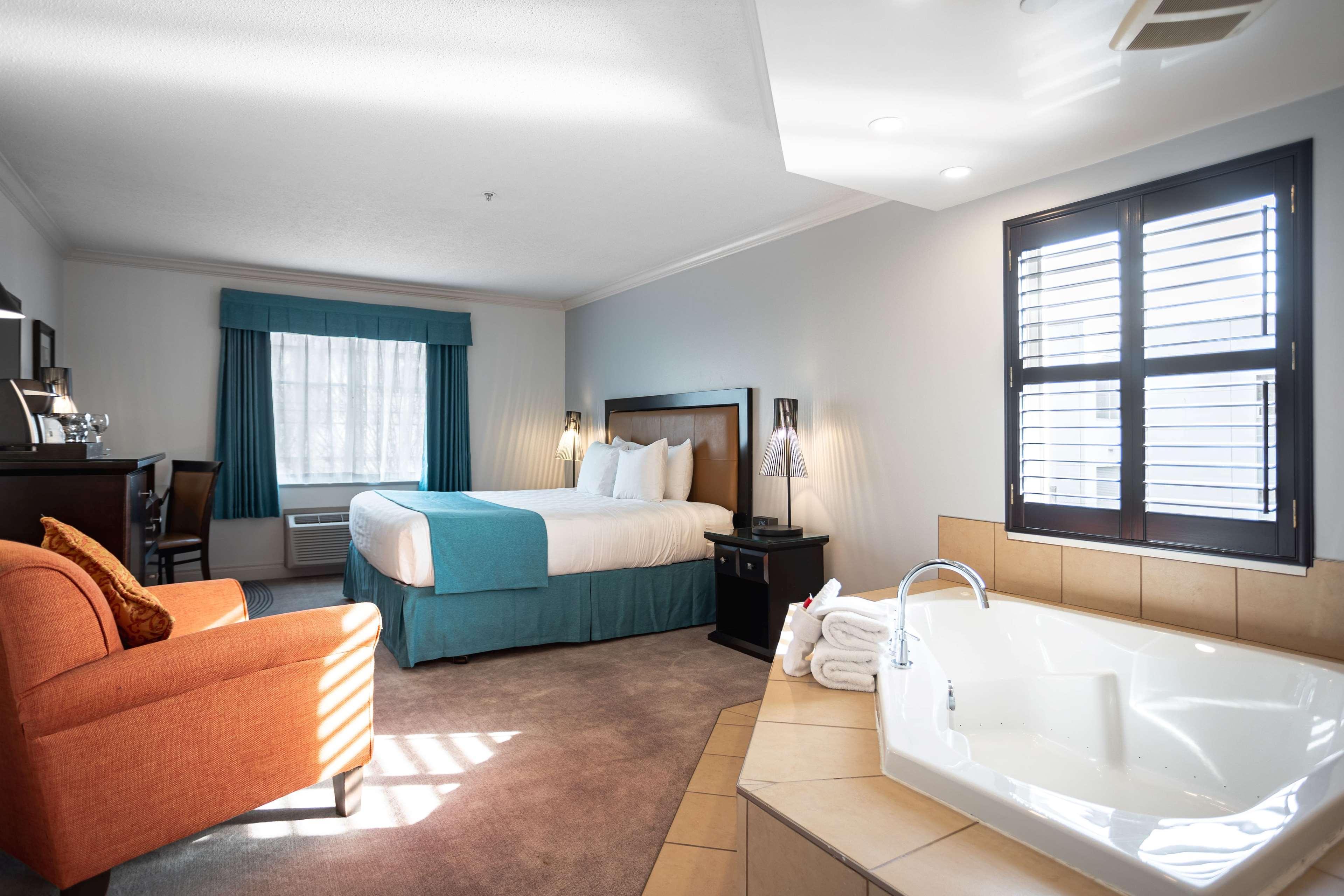 Ramada By Wyndham Surrey/Langley Exterior foto