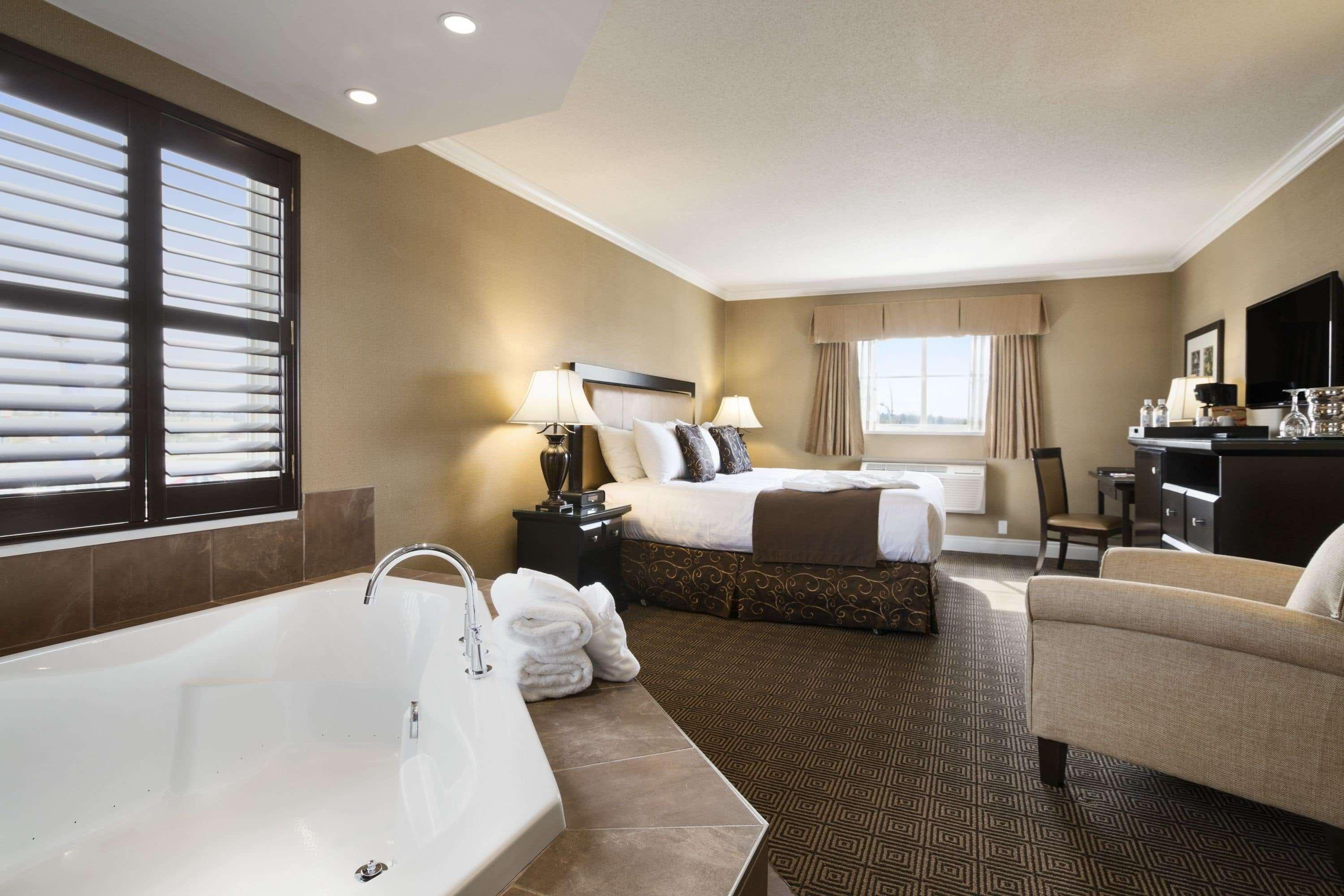 Ramada By Wyndham Surrey/Langley Exterior foto