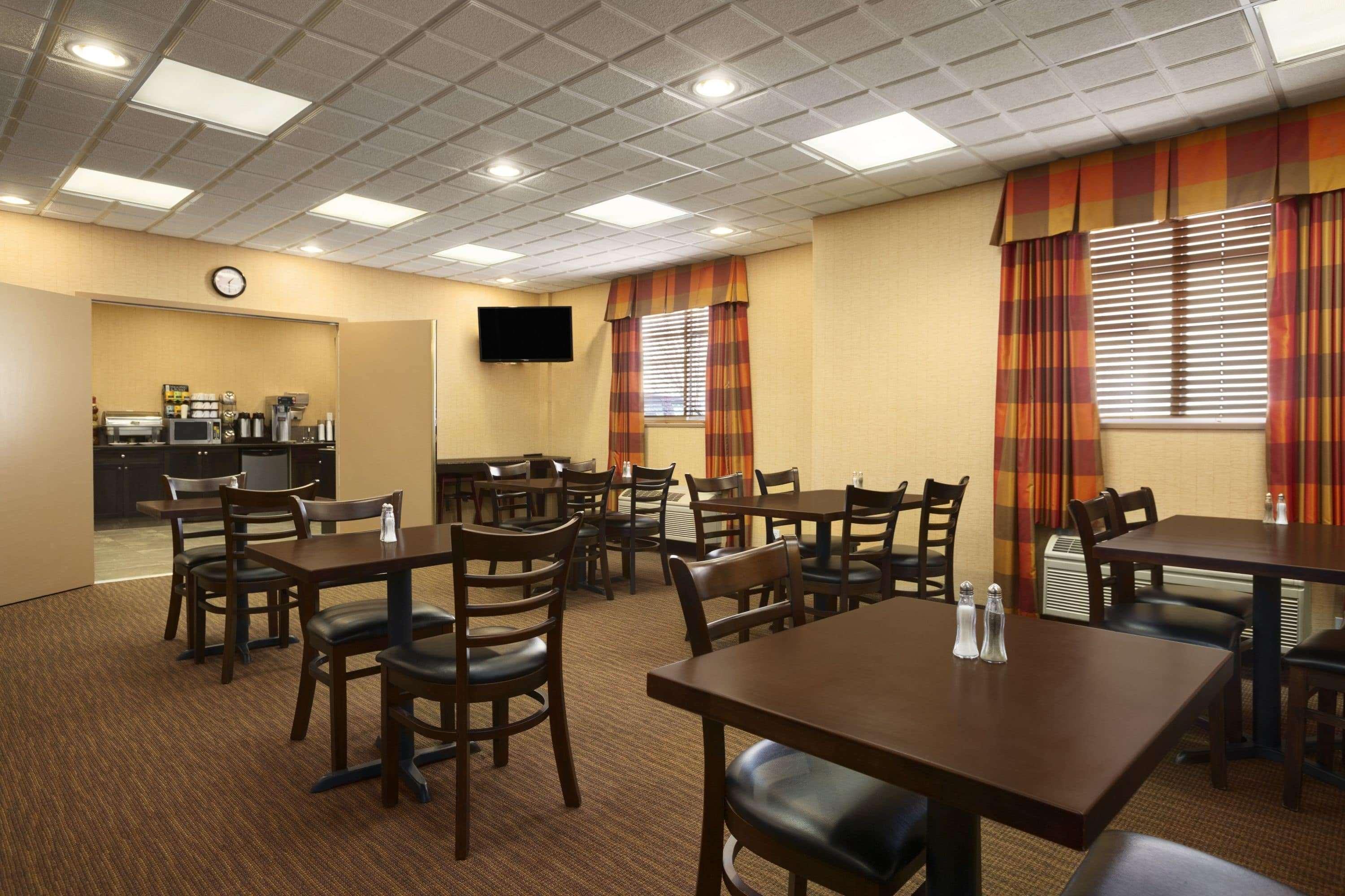 Ramada By Wyndham Surrey/Langley Exterior foto