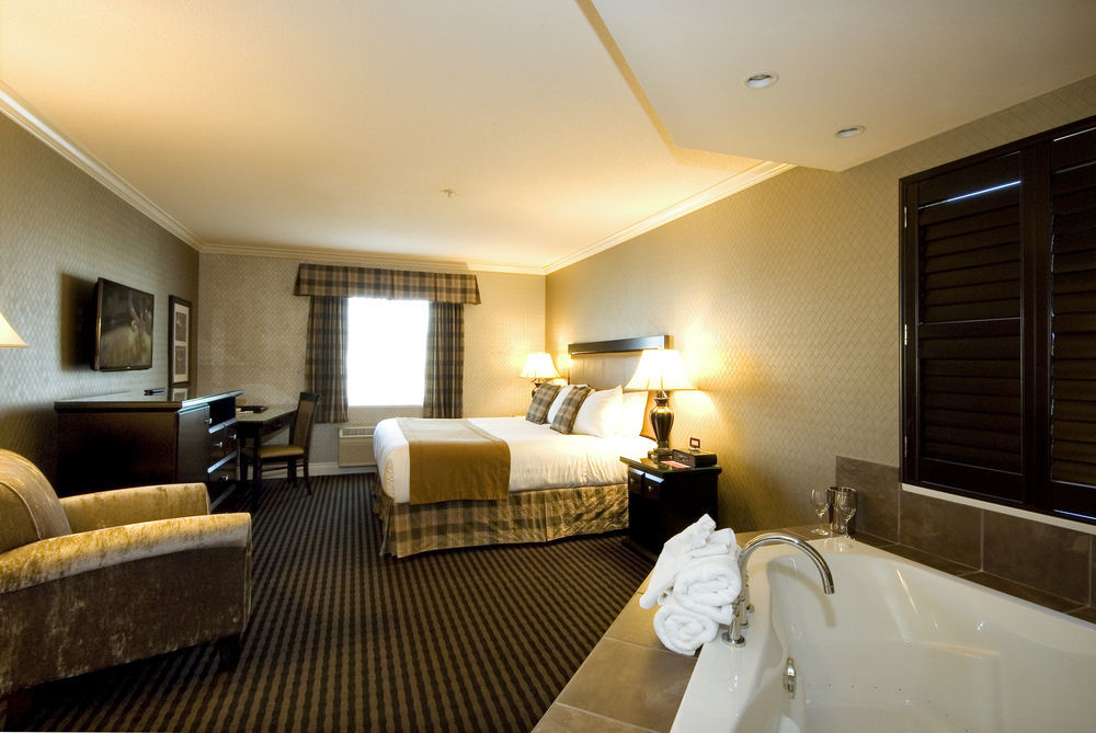 Ramada By Wyndham Surrey/Langley Exterior foto