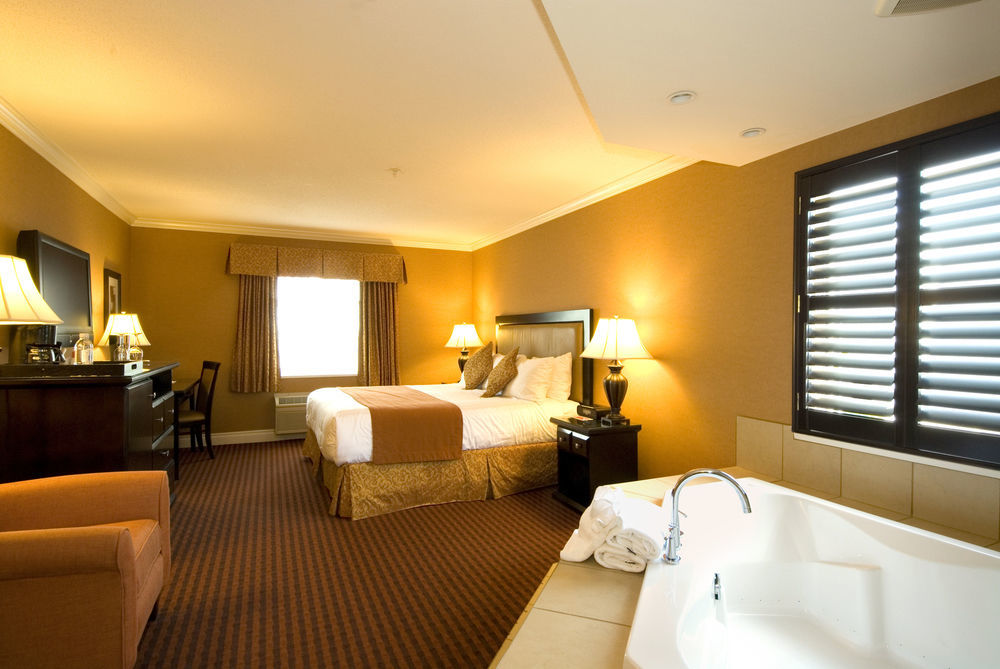Ramada By Wyndham Surrey/Langley Exterior foto