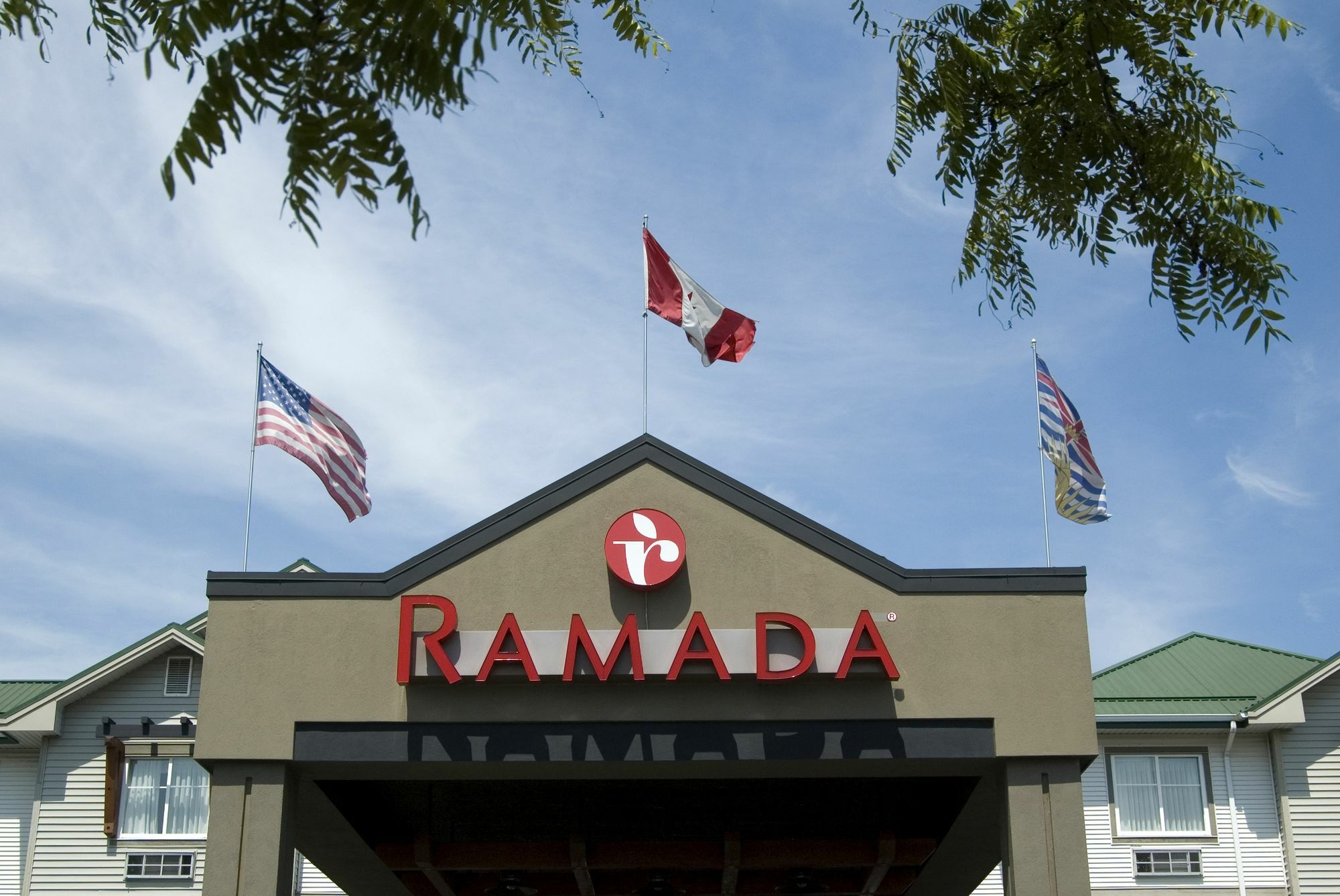 Ramada By Wyndham Surrey/Langley Exterior foto